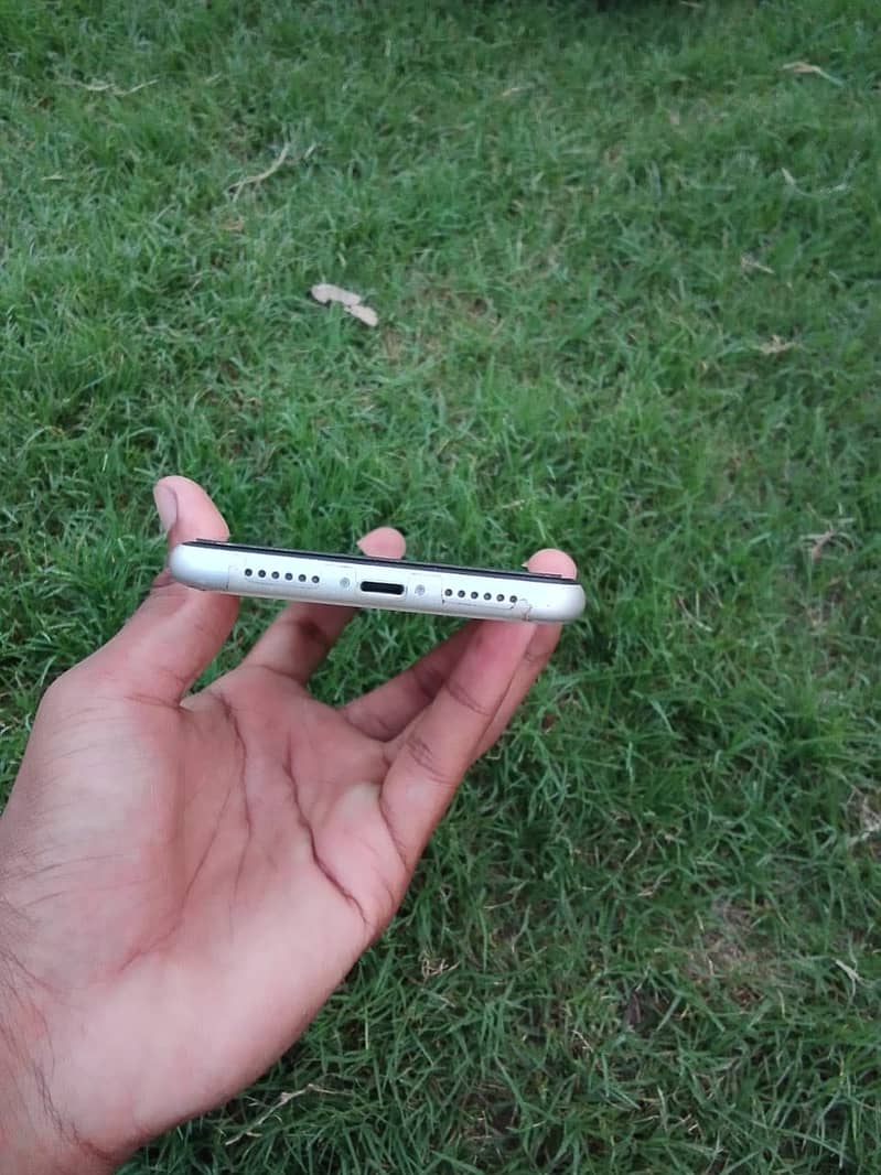 Apple iPhone 11 4