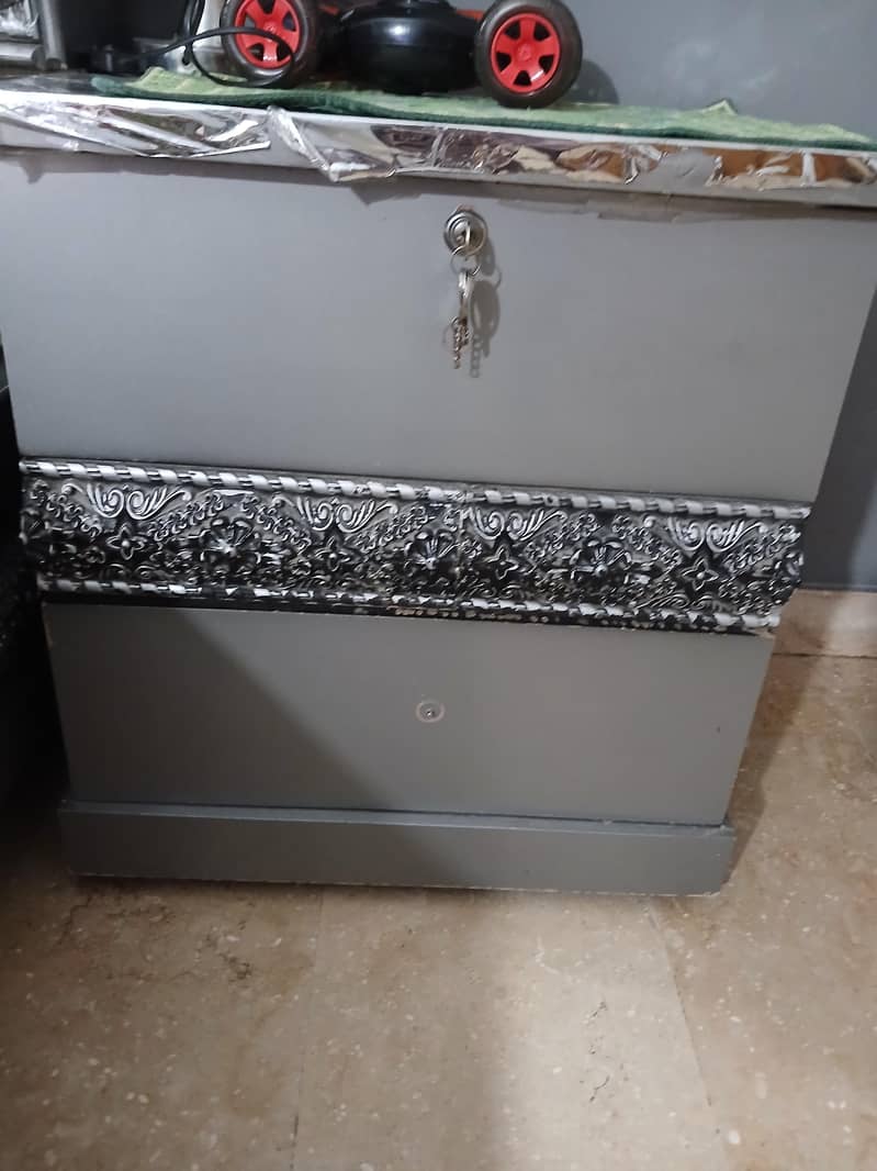 bed side table or derasin 5
