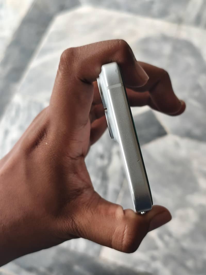 Apple iPhone 15 4