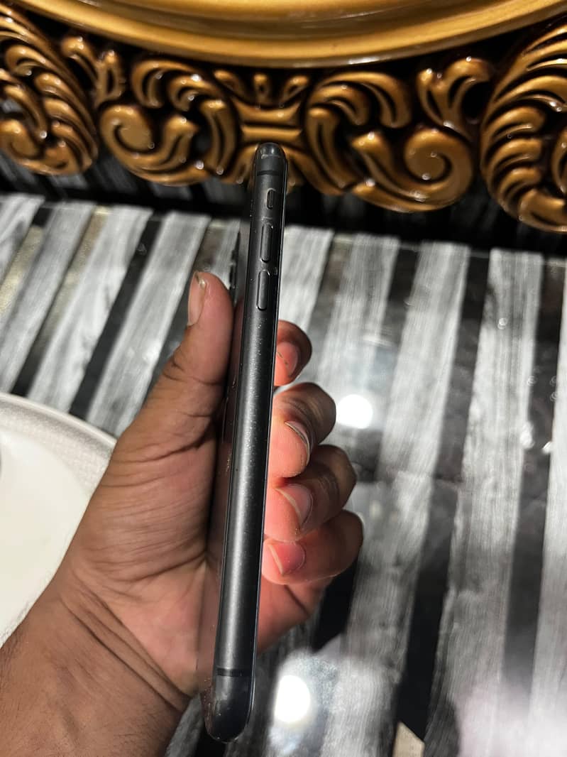 Apple iPhone 11 4