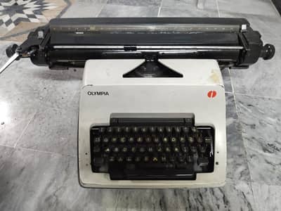 Olympia type writer in original 20 to 25 lkg weight (0323-5082975)