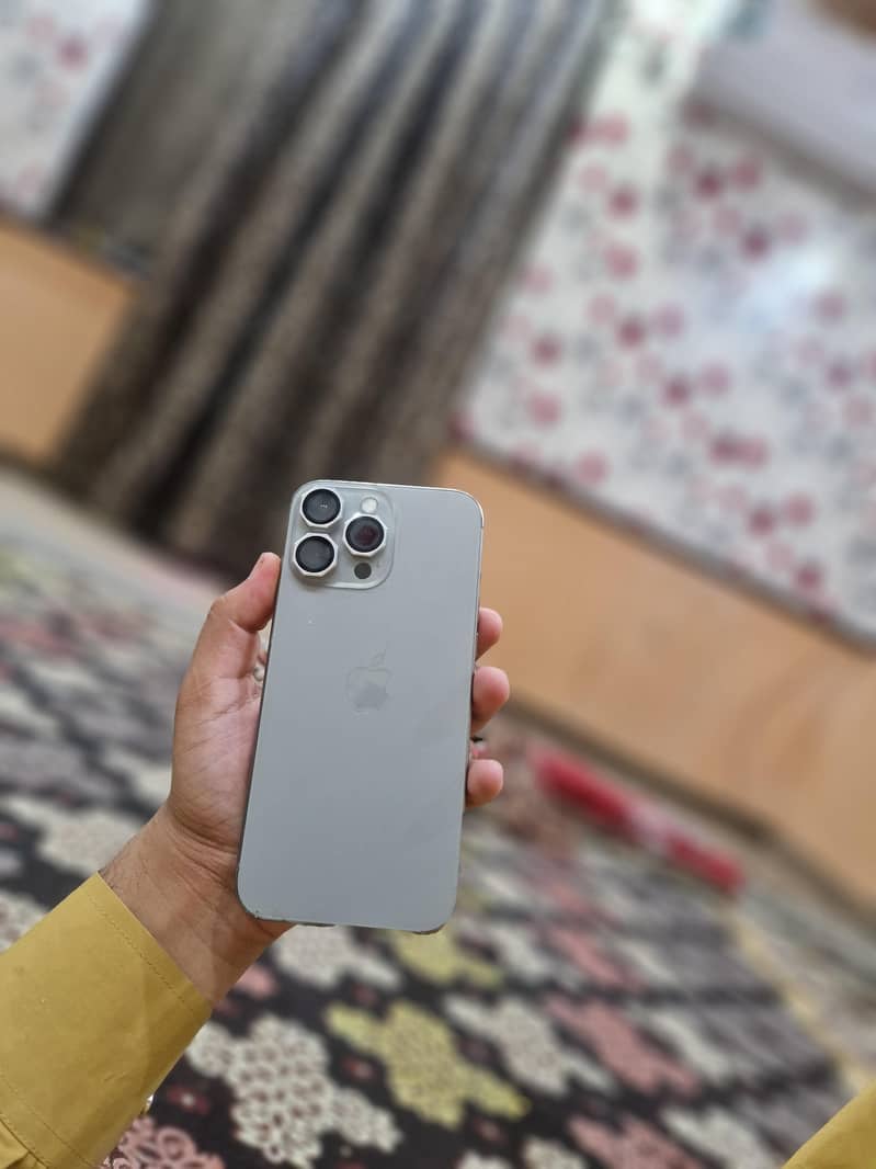 Apple iPhone 16 Pro Max 1