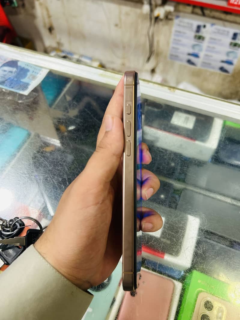 Apple iPhone 16 Pro Max 2