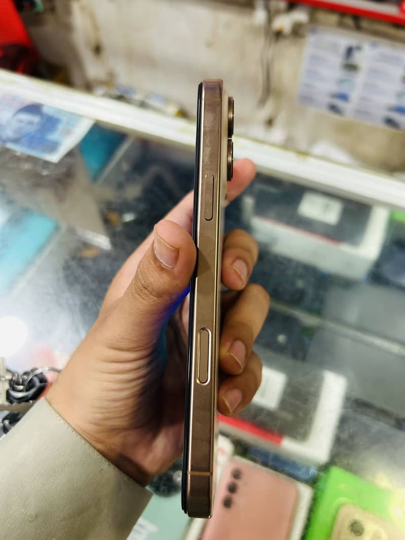 Apple iPhone 16 Pro Max 3