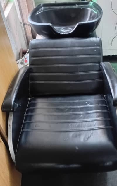Black color  Attached shampoo/wash basin  Comfortable padded chair