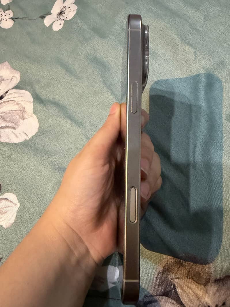 Apple iPhone 16 Pro Max 2