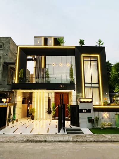 10 MARLA BRAND NEW HOUSE ON ELEGANT LOCATION AND WITH SOLID CONSTRUCTION AVAILABLE FOR SALE IN BAHRIA TOWN LHR