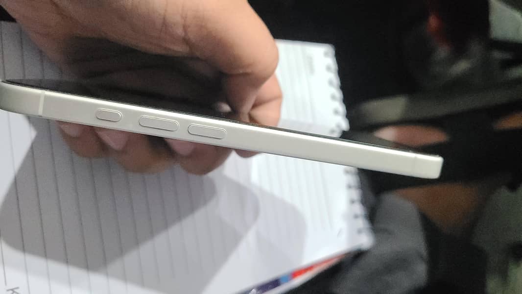 Apple iPhone 16 3