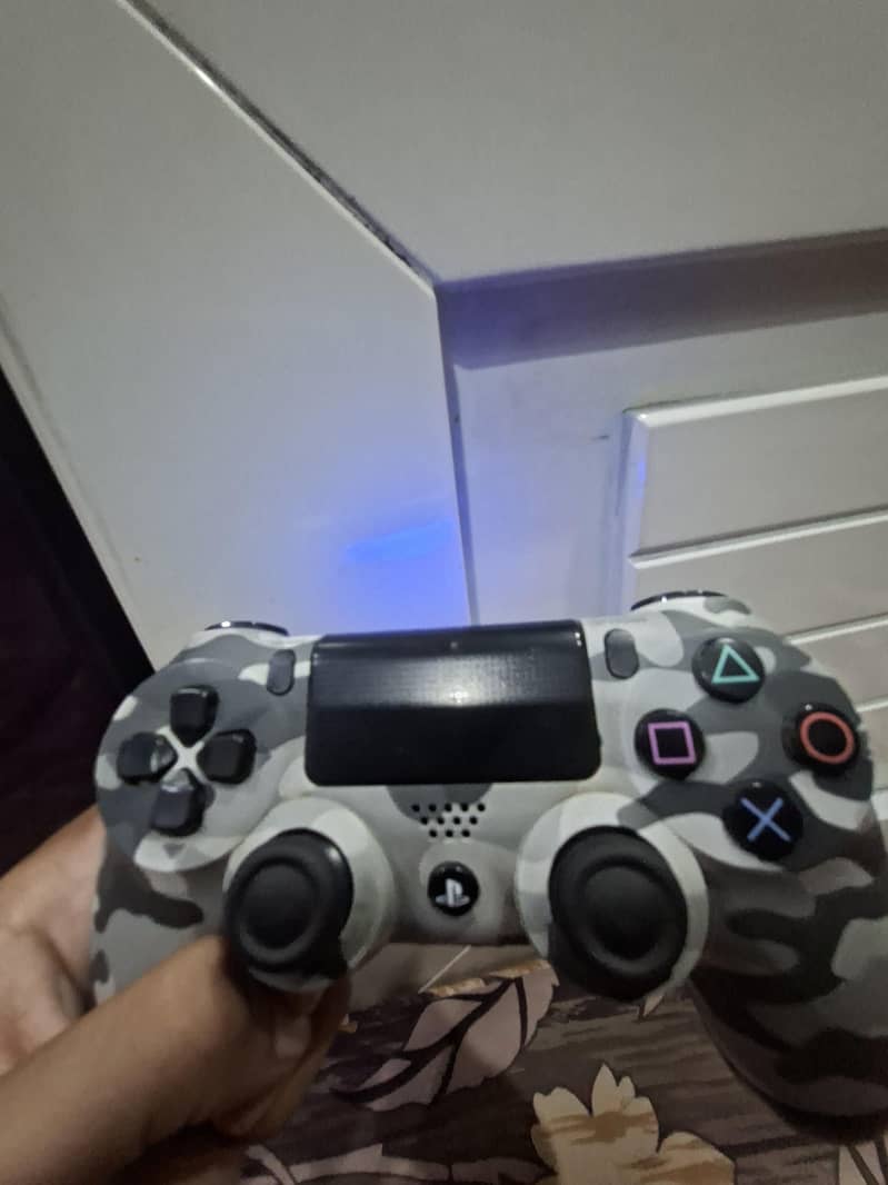 Ps 4 controller, all working, wireless and wired both. 2
