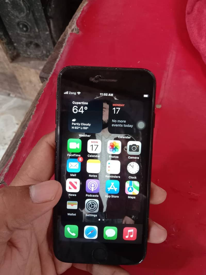 Apple iPhone 7 0