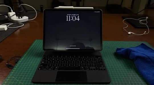 Apple iPad Pro M2 Pen keyboard