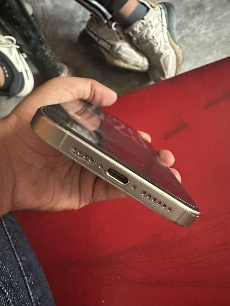 Apple iPhone 15 Pro Max 0