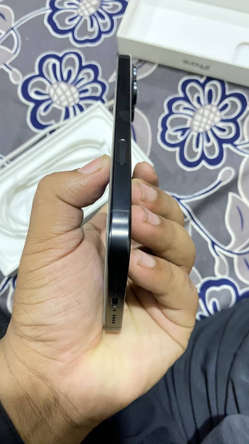 Apple iPhone 16 Pro Max 4