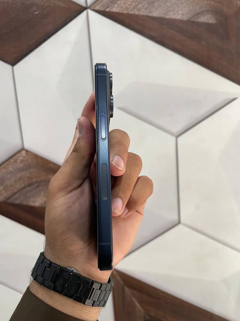 Apple iPhone 15 Pro 3