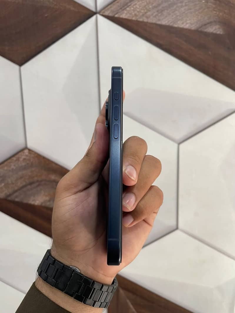 Apple iPhone 15 Pro 6