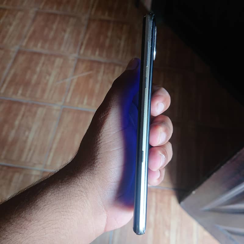 Sharp Aquos R3 4