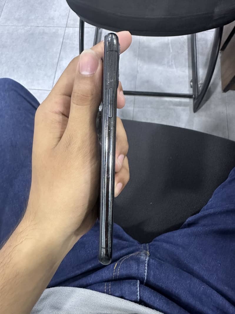 Apple iPhone 11 Pro 4