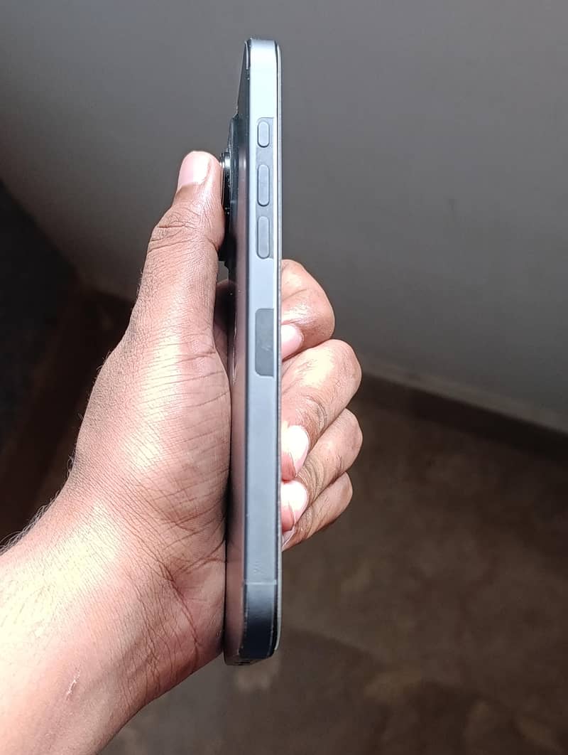 Apple iPhone 16 Pro Max 3