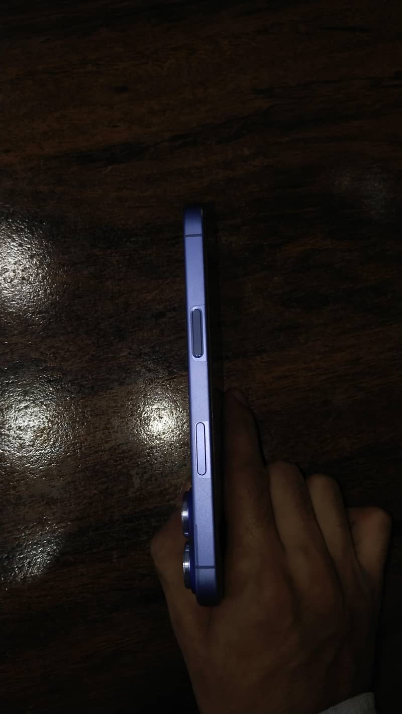 Apple iPhone 16 4