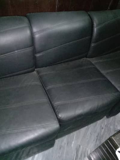 one seater leather sofas 4 pc in good condition.