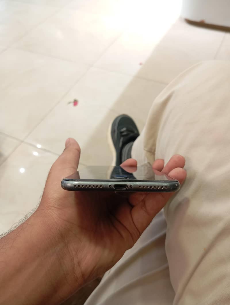 Apple iPhone 8 Plus 4