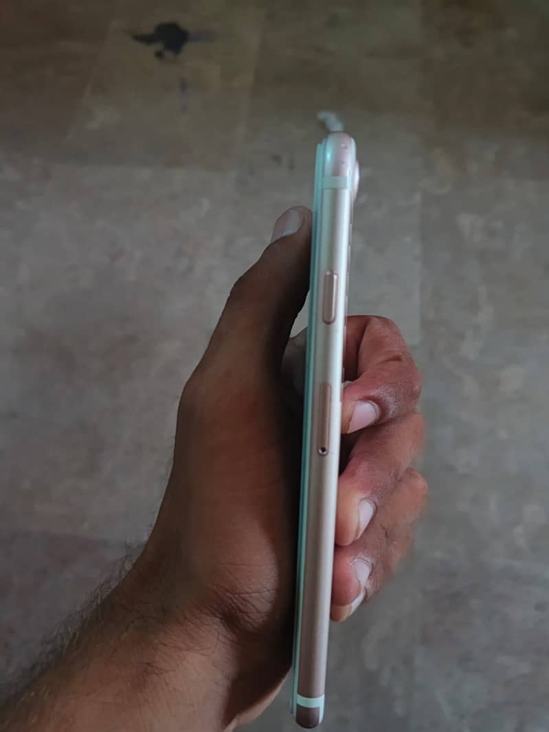 Apple iPhone 7 0
