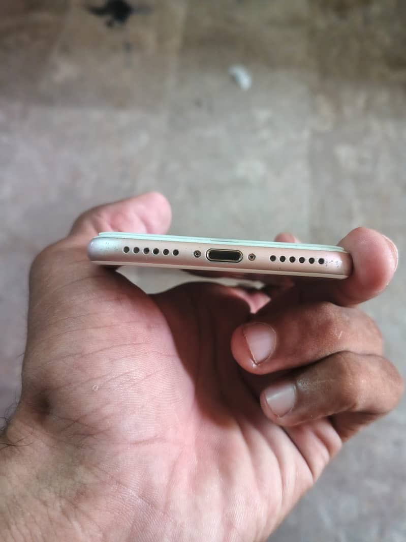 Apple iPhone 7 2
