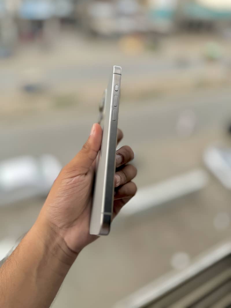 Apple iPhone 15 Pro Max 2