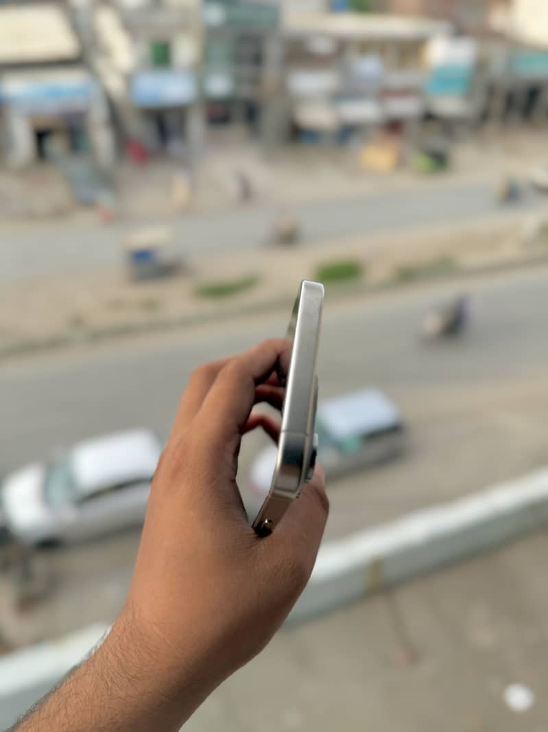 Apple iPhone 15 Pro Max 4