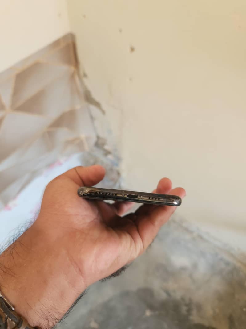 Apple iPhone XS Max 4