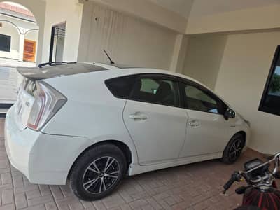 Toyota Prius 2011/15 pearl white