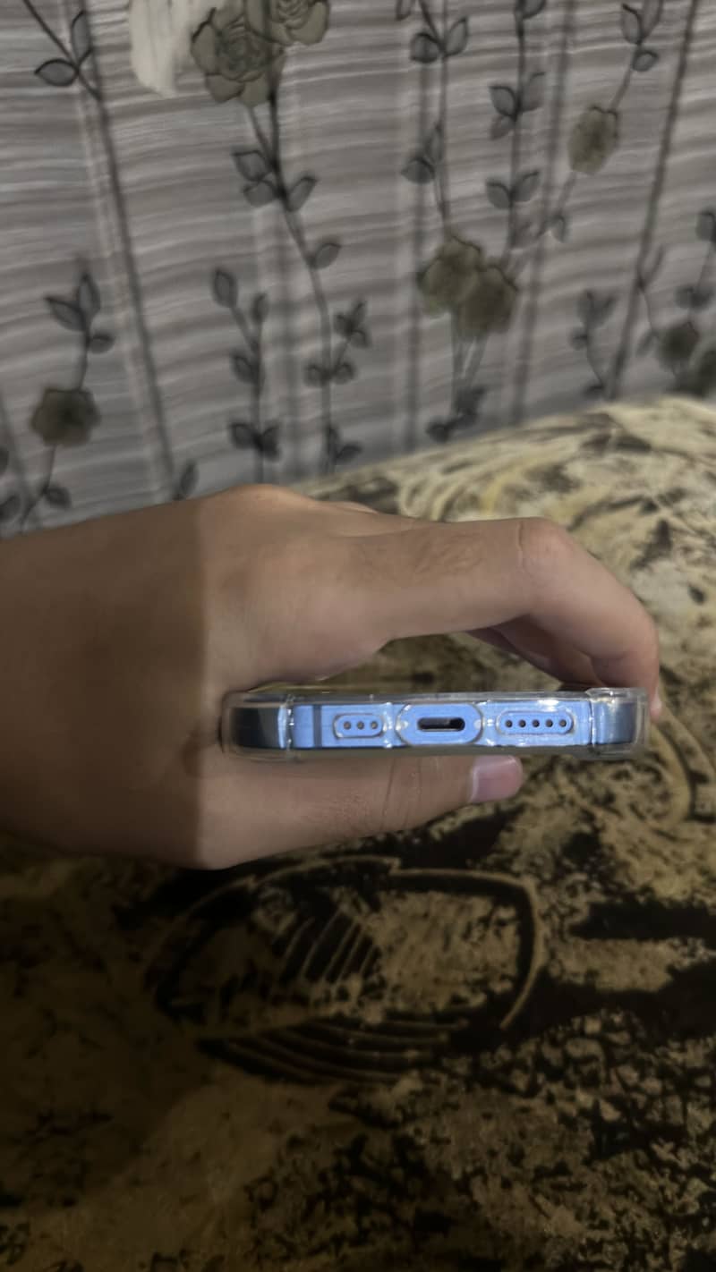 Apple iPhone 13 2