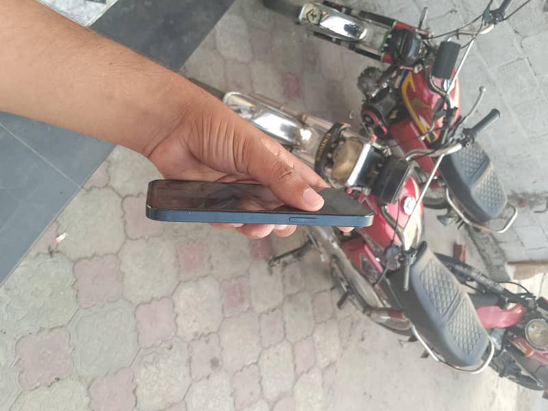 Apple iPhone 13 2