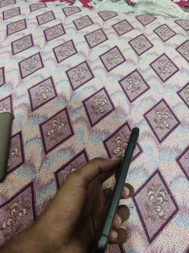 Apple iPhone 11 4