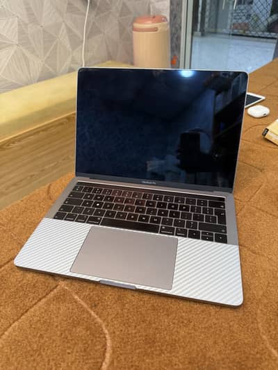 Macbook pro 2018 (16/256g)