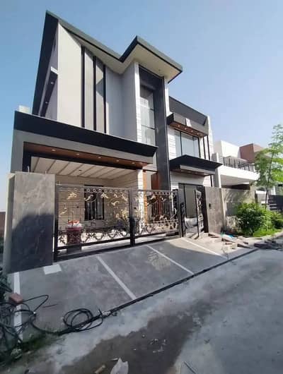10 Marla Like New House Available For Sale In Bahria Town Lahore.
