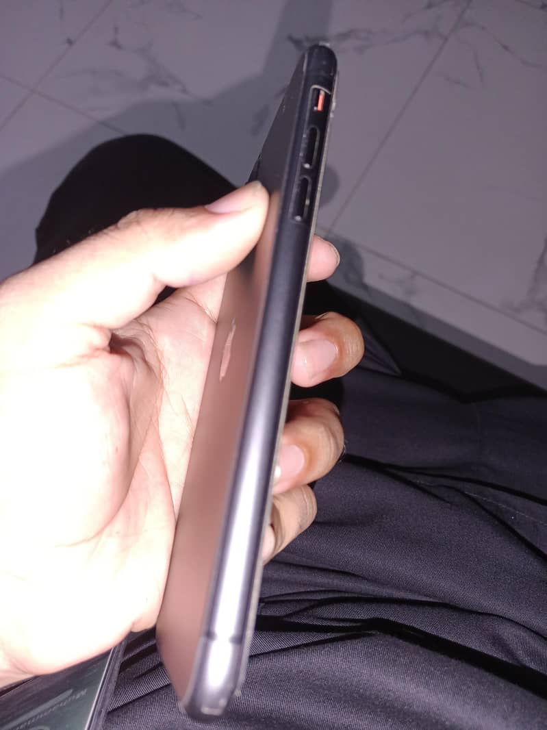 Apple iPhone 11 3