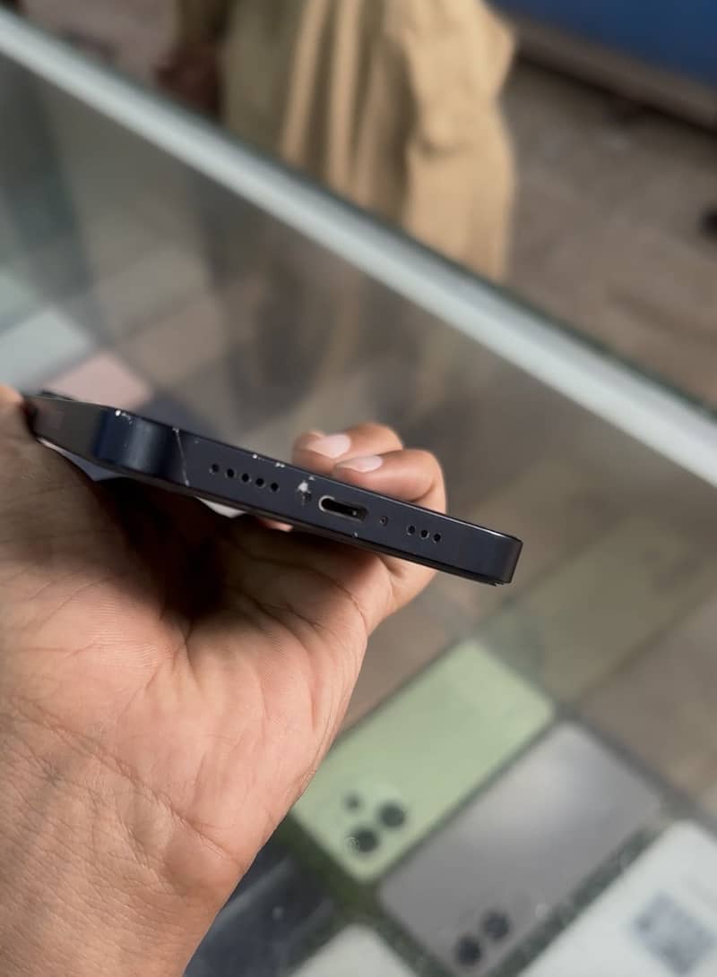 iPhone 13 4