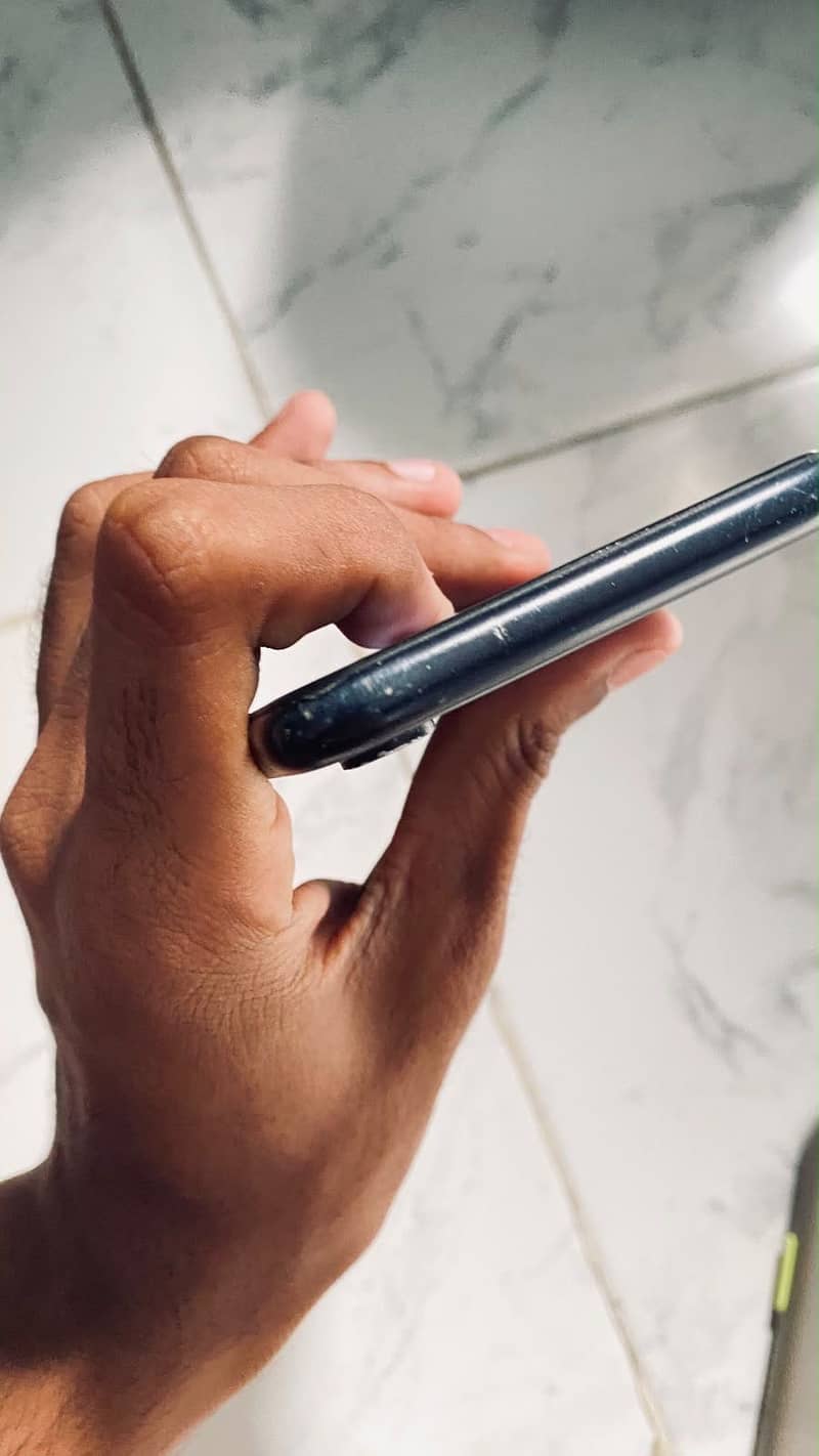 Apple iPhone XR 4
