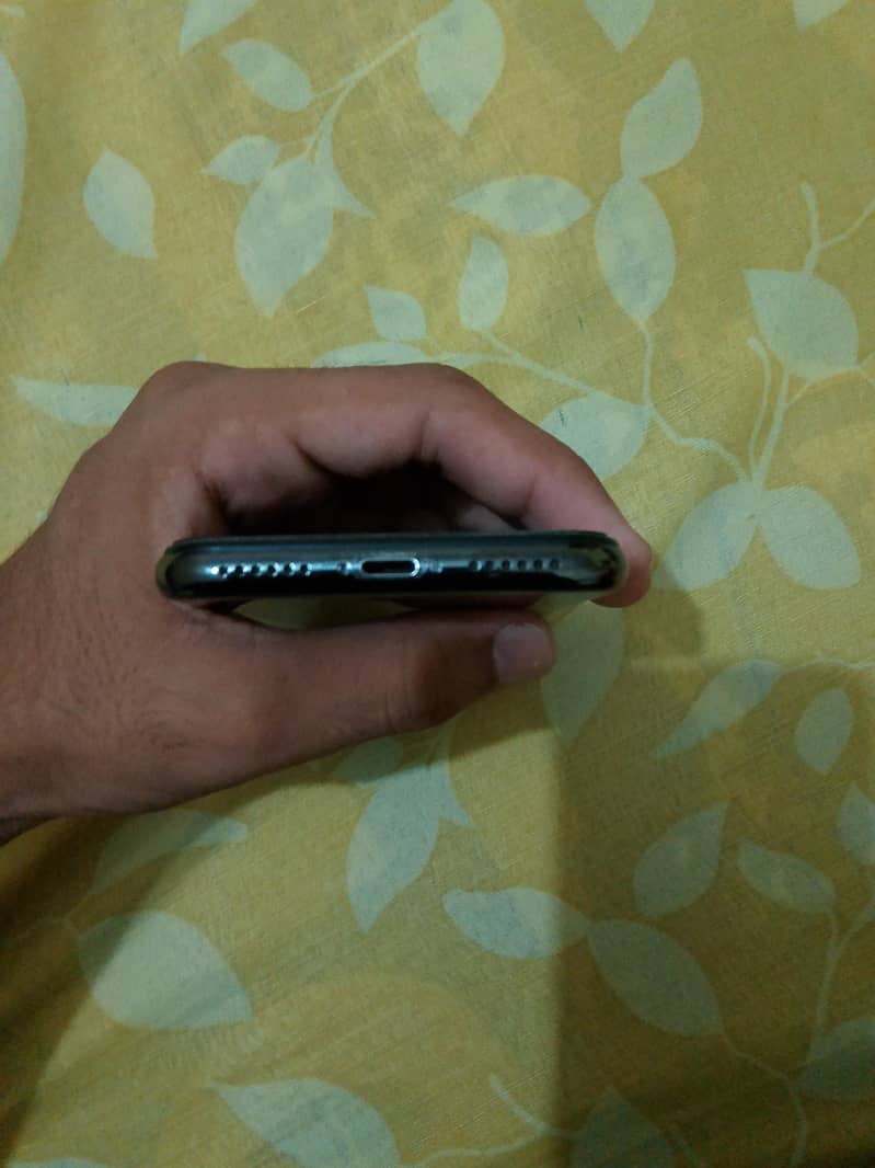 Apple iPhone XS 5