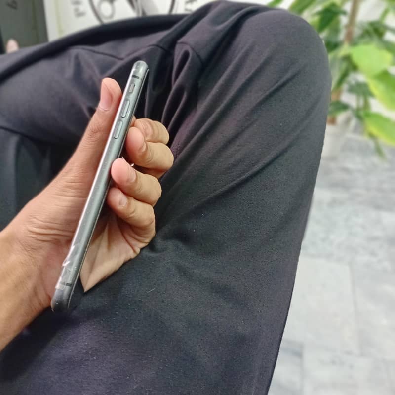 Apple iPhone 11 3