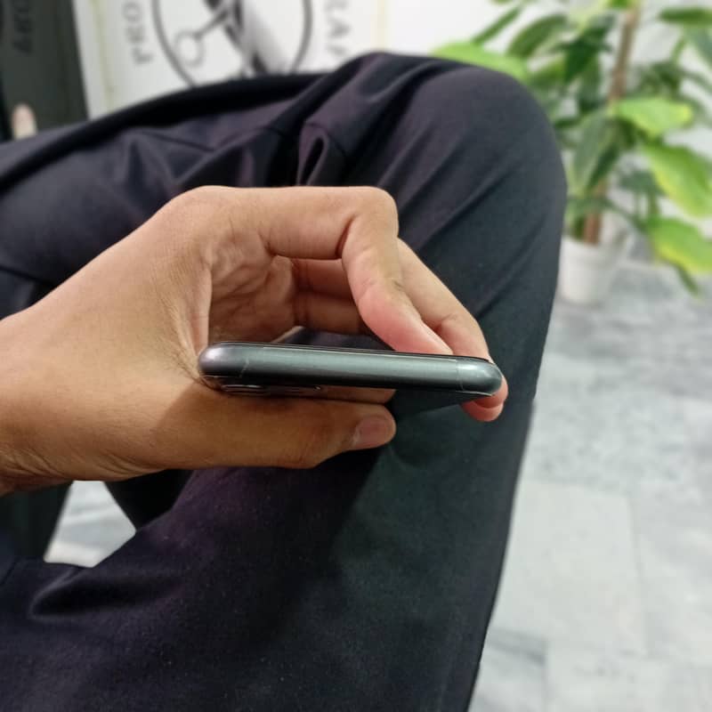 Apple iPhone 11 4