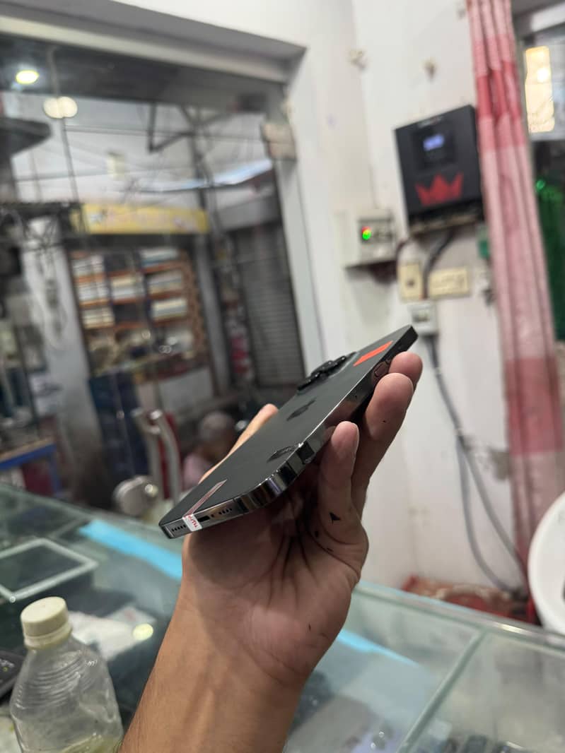 Apple iPhone 13 Pro Max 2