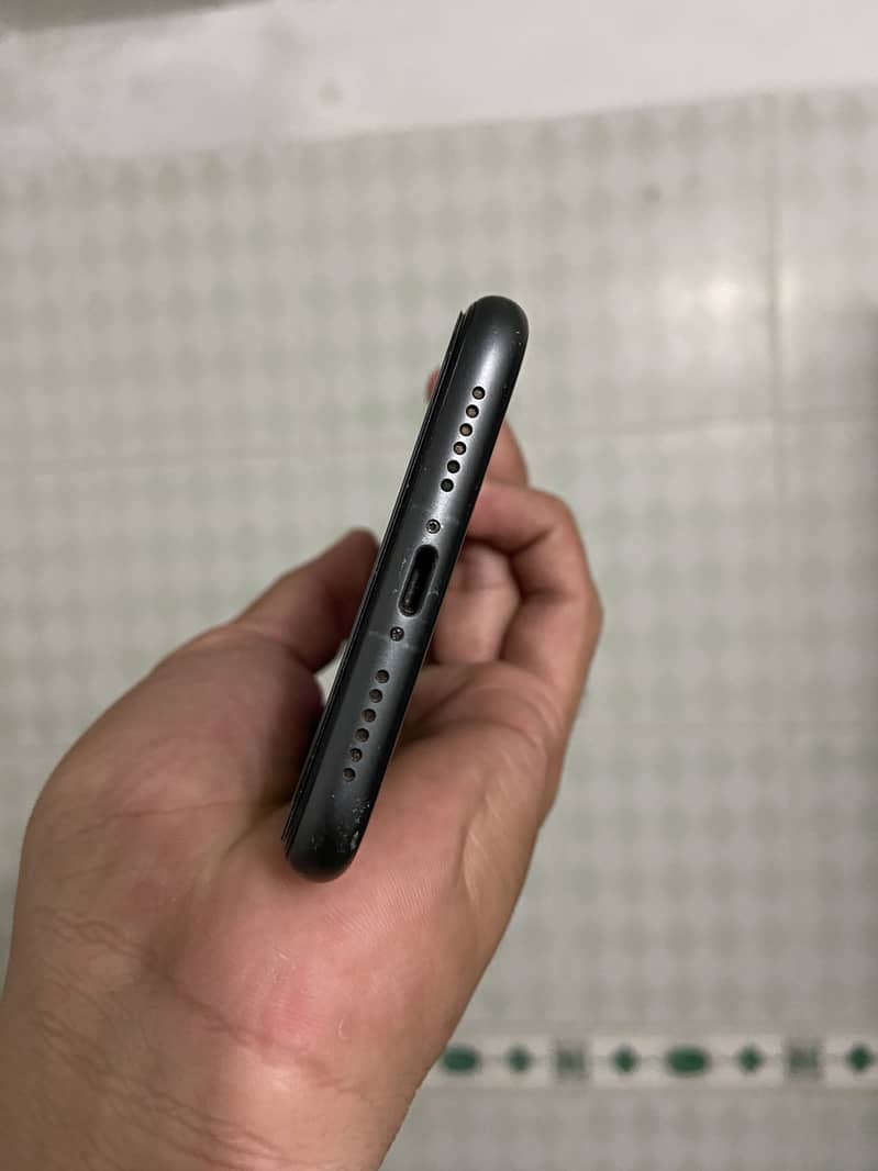 Apple iPhone 11 4