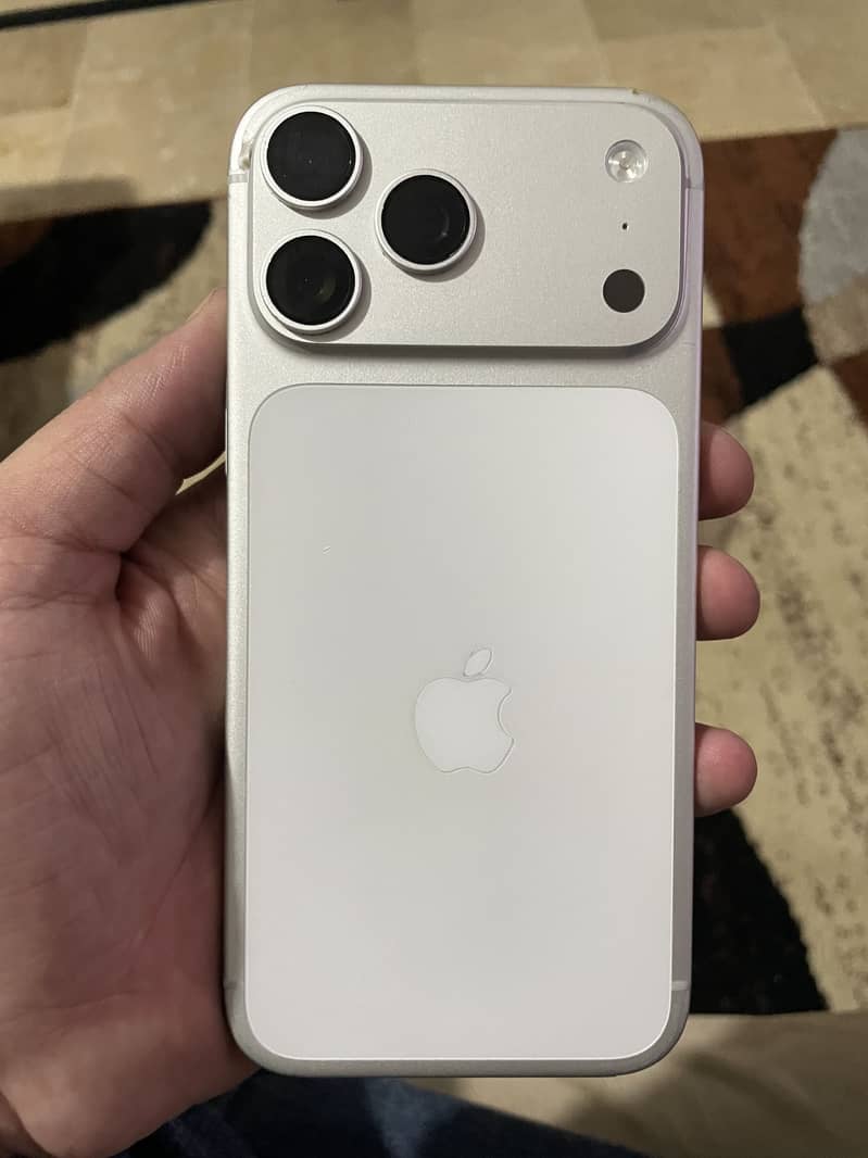 Apple iPhone 17 Pro Max 4