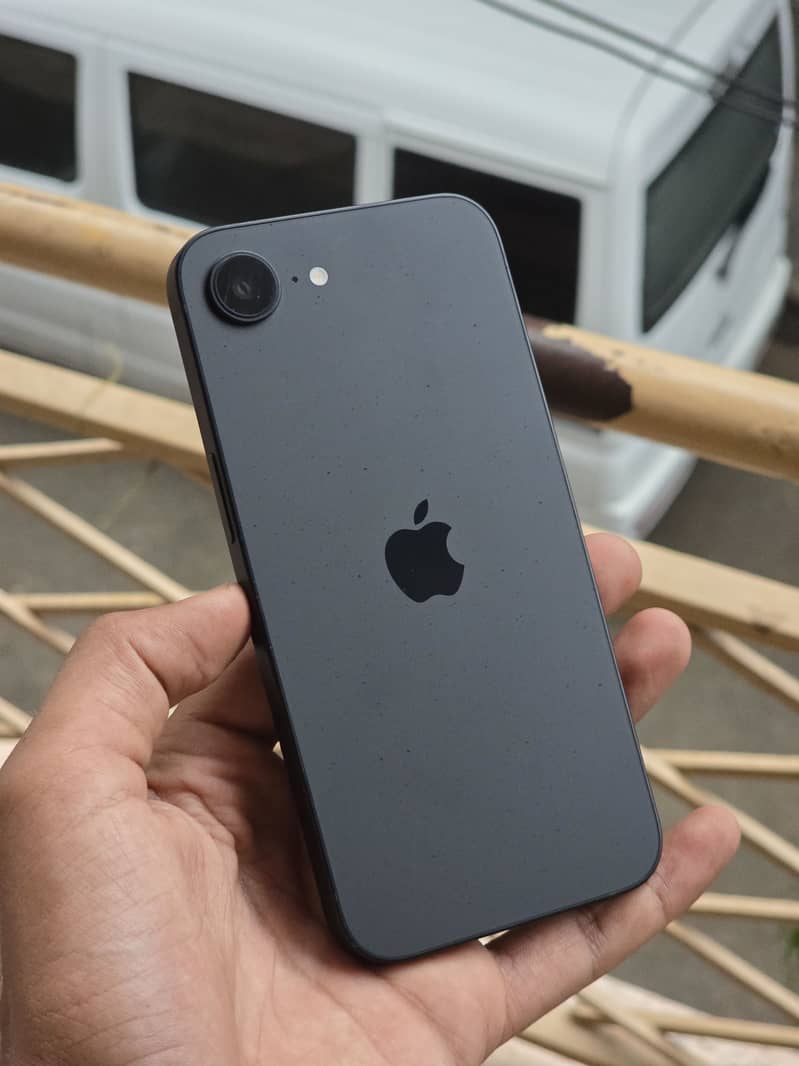 Apple iPhone 16e 0