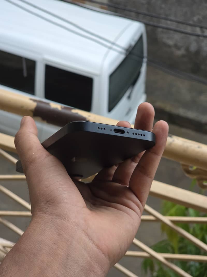Apple iPhone 16e 2
