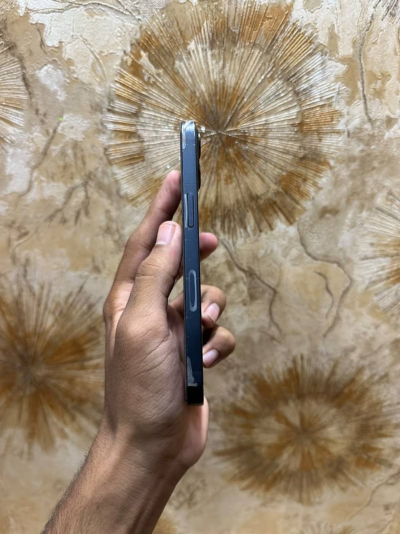 Apple iPhone 13 2