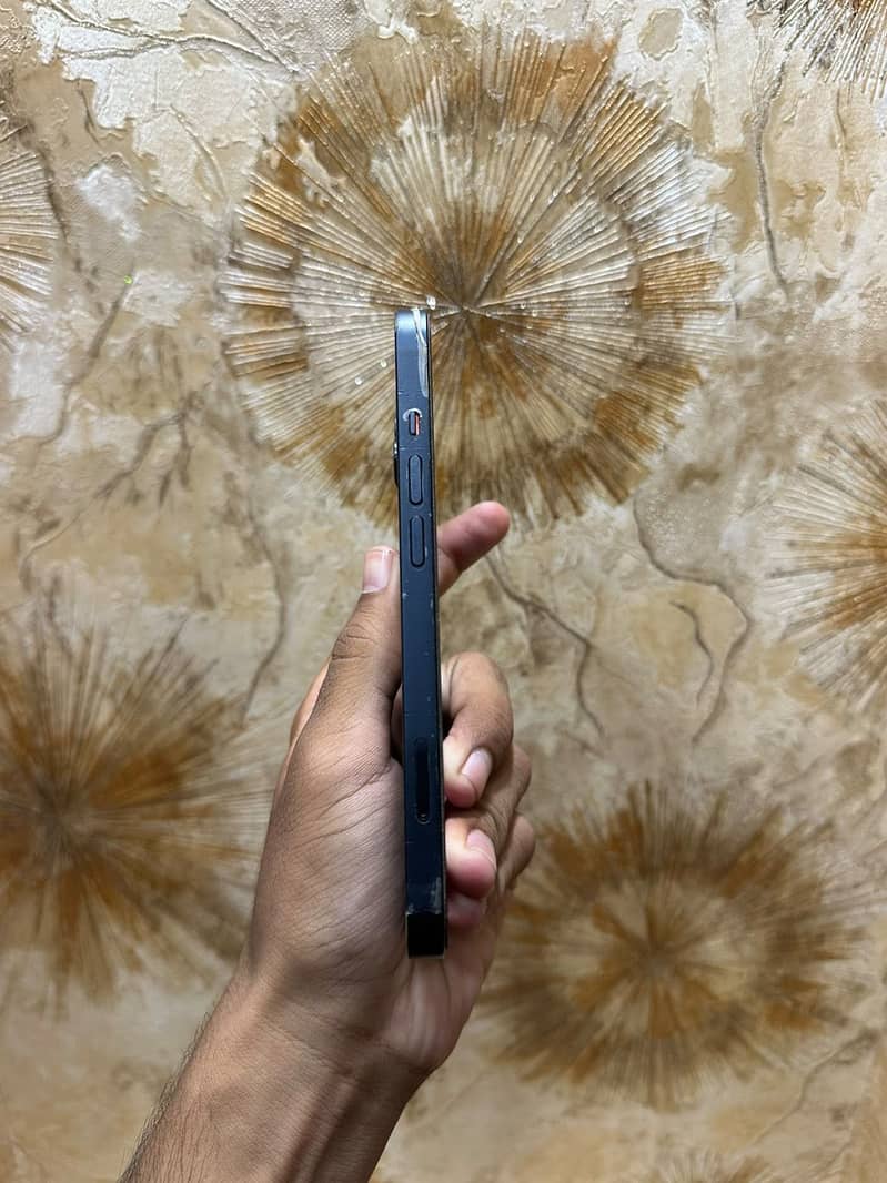 Apple iPhone 13 4
