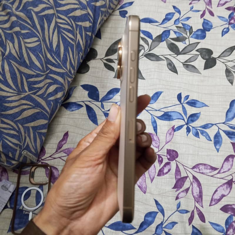 Apple iPhone 16 Pro Max 4